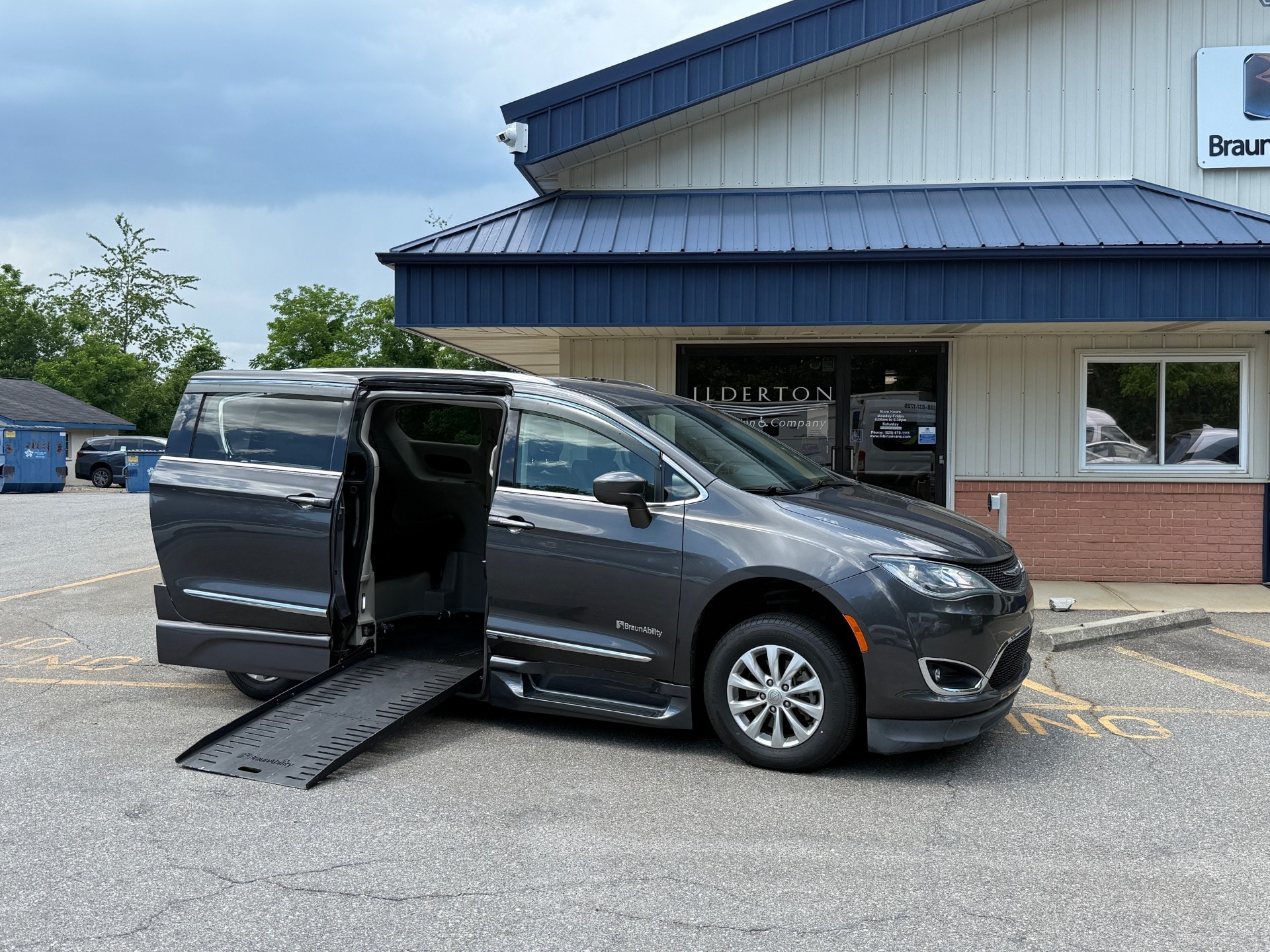 2019 Chrysler Pacifica Touring L's photo