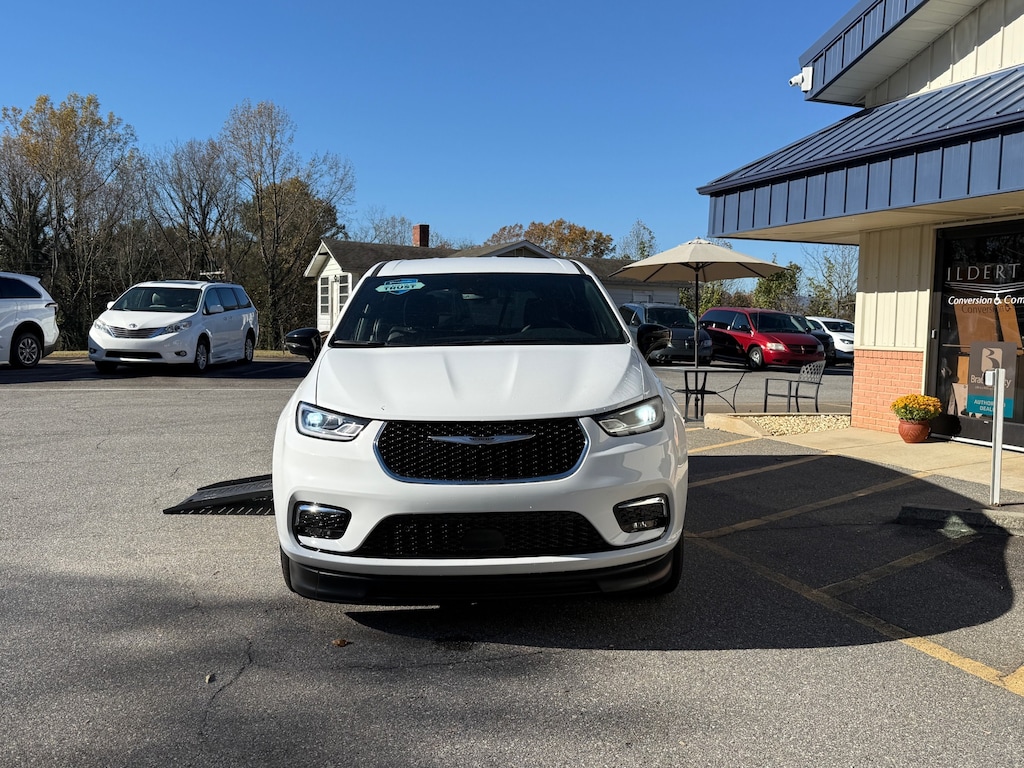 New 2025 Chrysler Pacifica Select Van Passenger Van