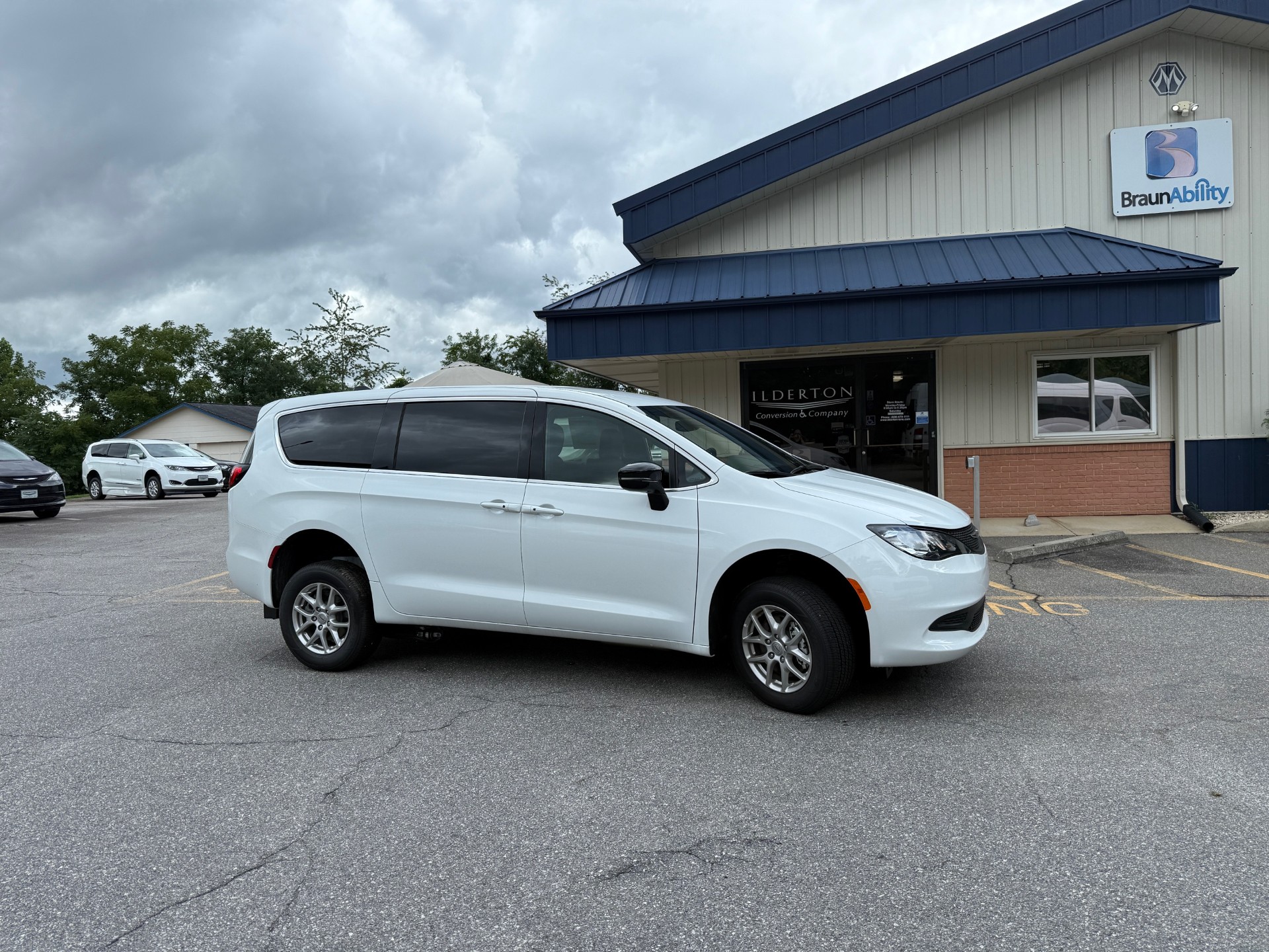 2026 Chrysler Voyager LX's photo