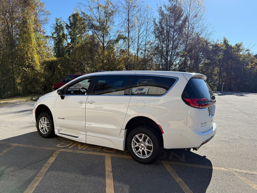 New 2025 Chrysler Pacifica Select Van Passenger Van