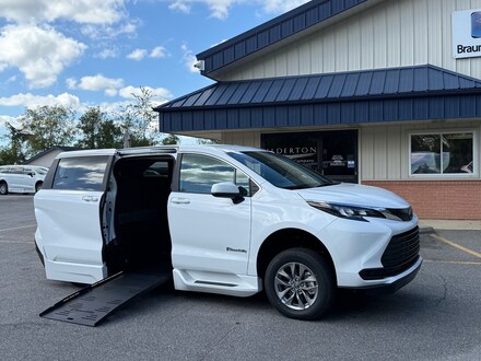 2025 Toyota Sienna LE 8 Passenger Van Passenger Van
