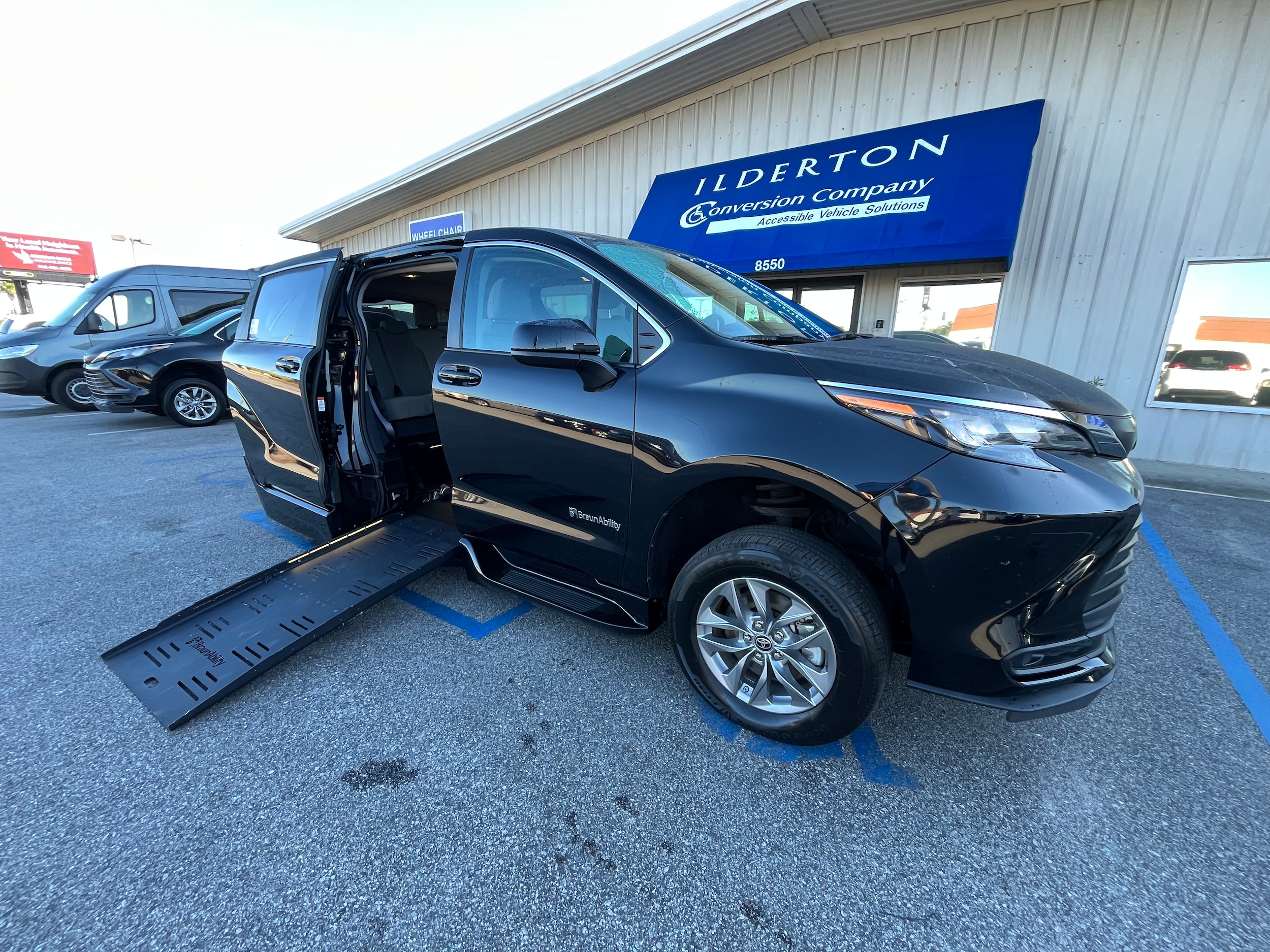 2024 Toyota Sienna LE's photo