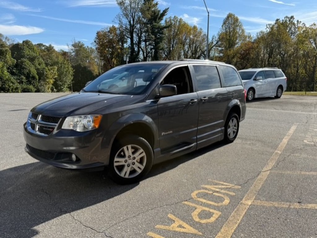 Used 2019 Dodge Grand Caravan SXT Van Passenger Van