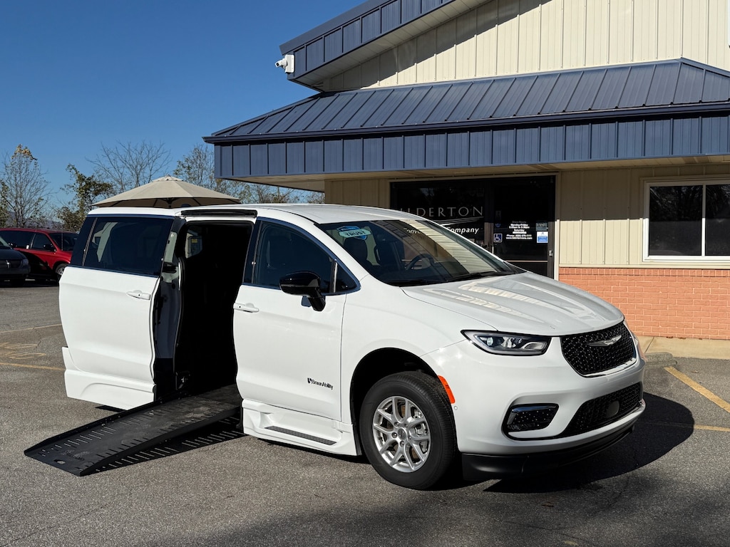New 2025 Chrysler Pacifica Select Van Passenger Van
