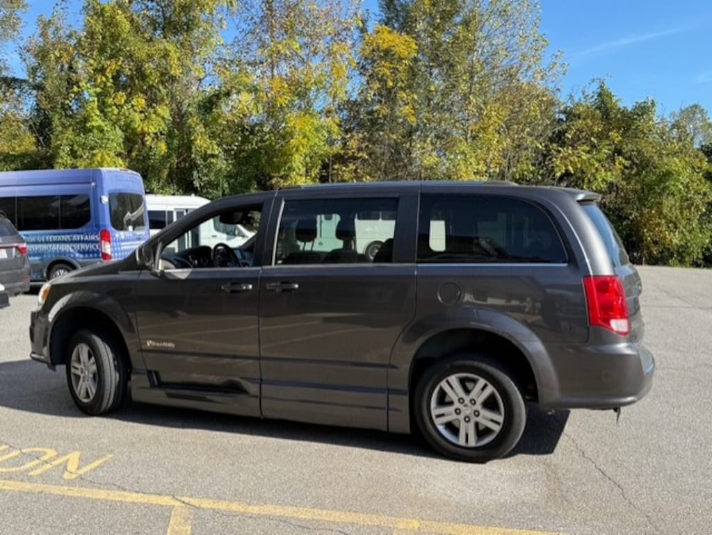Used 2019 Dodge Grand Caravan SXT Van Passenger Van