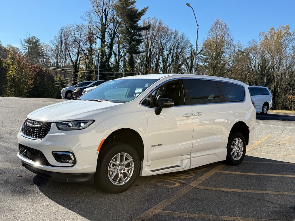 New 2025 Chrysler Pacifica Select Van Passenger Van