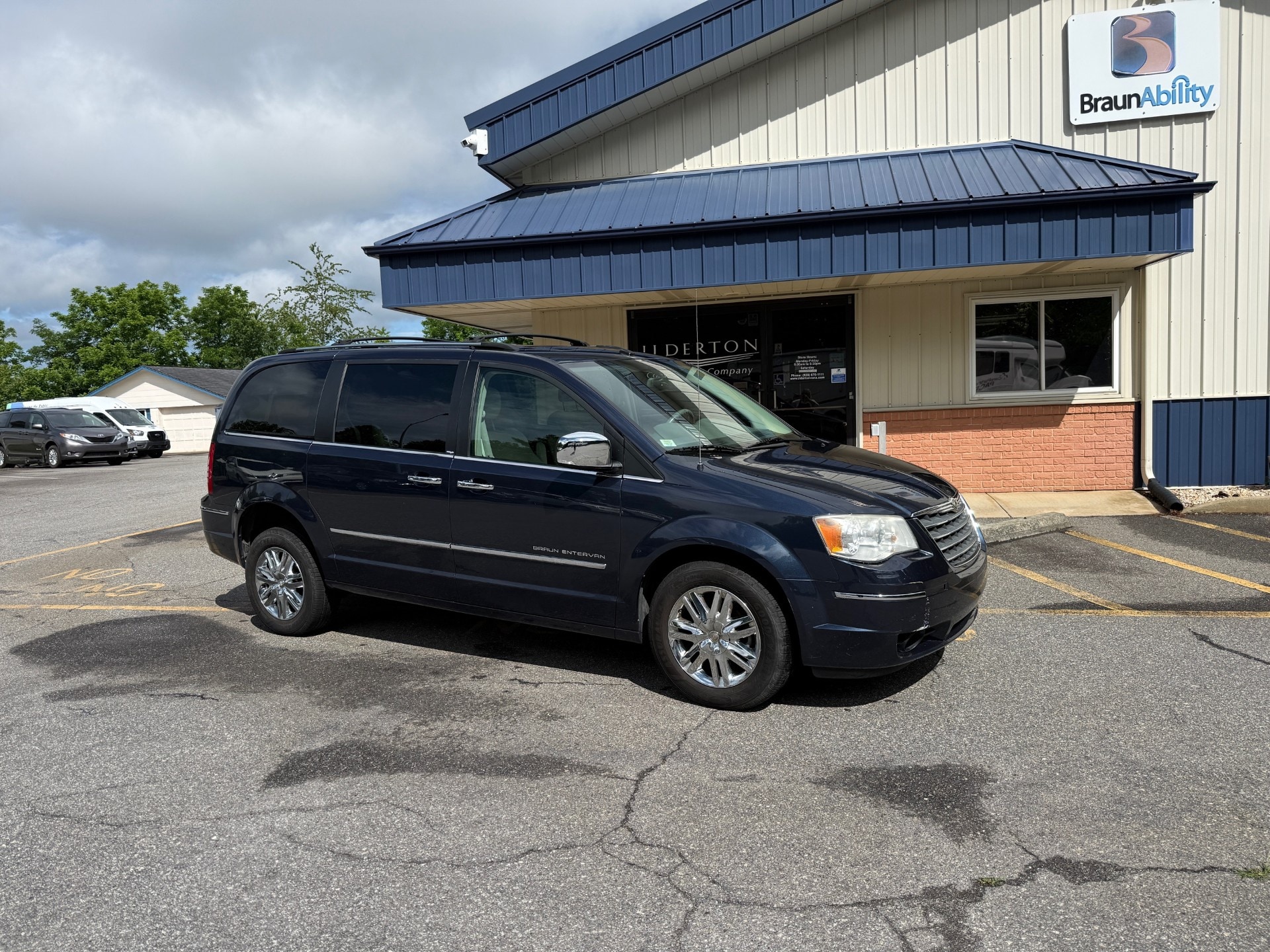 2009 Chrysler Town & Country Limited's photo