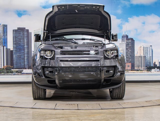 2025 Land Rover Defender 130 X-Dynamic SE photo 4