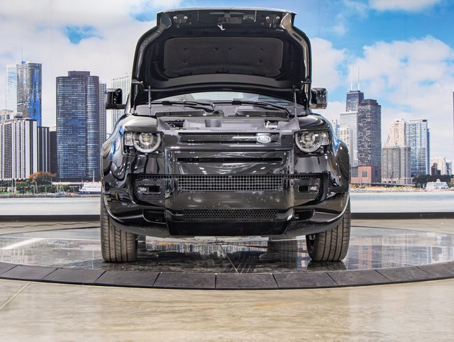 2025 Land Rover Defender 130 X-Dynamic SE photo 4