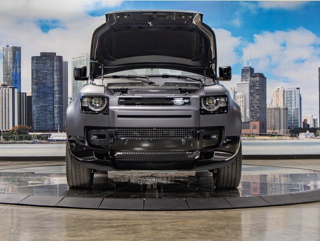 2025 Land Rover Defender 110 V8 photo 3