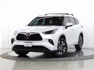 Used 2022 Toyota Highlander XLE SUV for sale near Chicago, Illinois