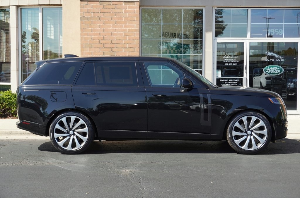 New 2025 Land Rover Range Rover SE SUV