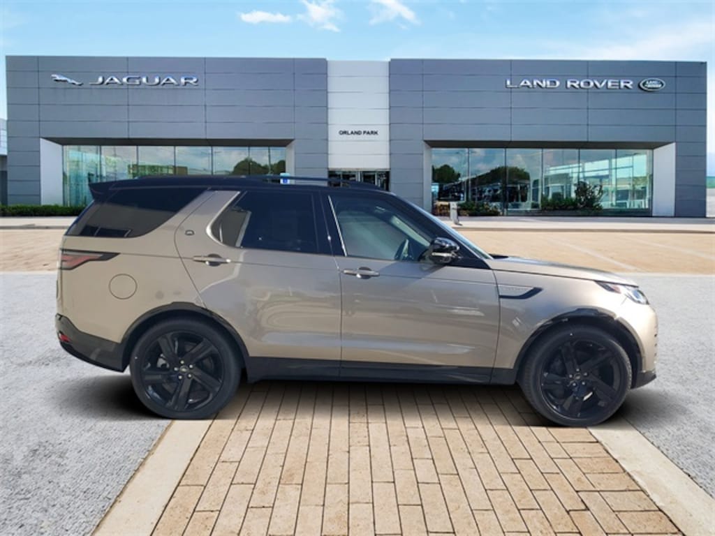Used 2024 Land Rover Discovery Dynamic SE SUV