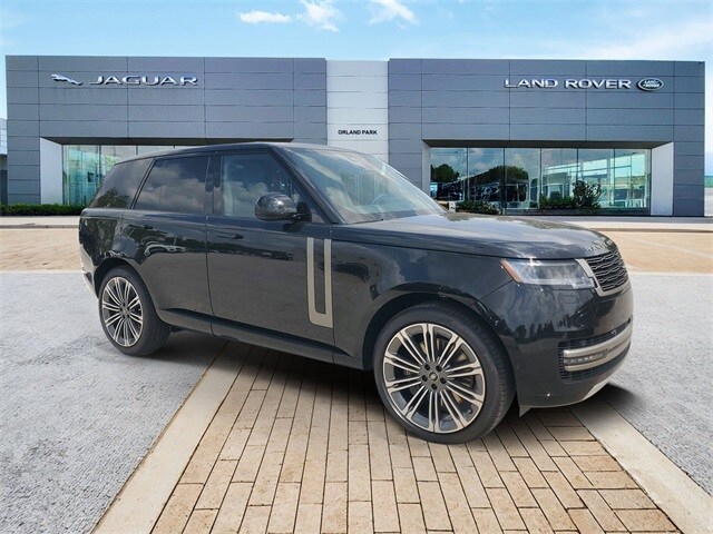 2025 Land Rover Range Rover SE photo 3