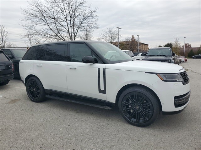 2025 Land Rover Range Rover SE photo 3