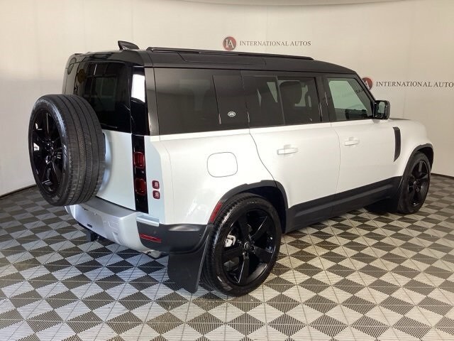 2024 Land Rover Defender 110 S photo 2