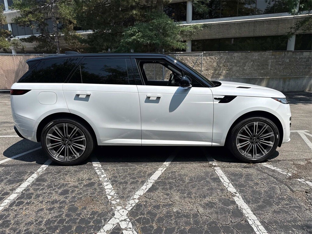 2025 Land Rover Range Rover Sport SE photo 4