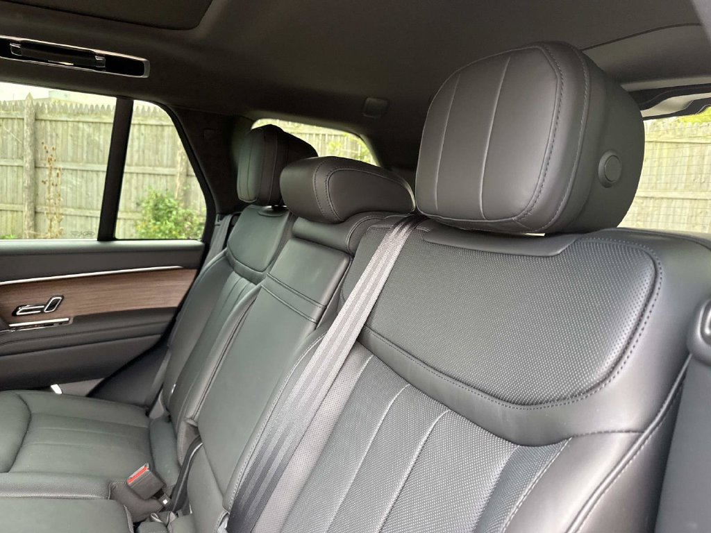 2025 Land Rover Range Rover SE - Photo 19