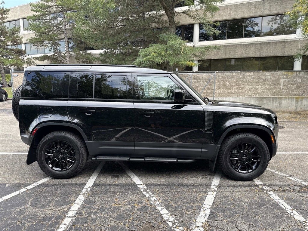 2025 Land Rover Defender 110 S photo 3