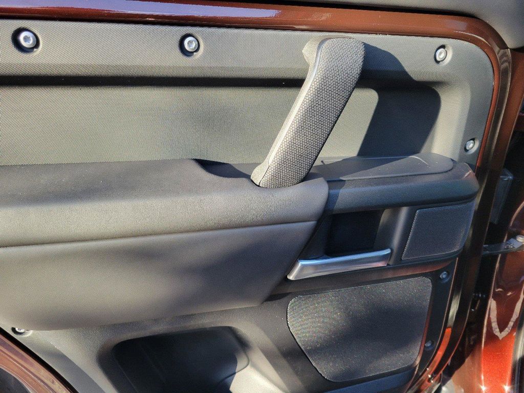 2025 Land Rover Defender Sedona Red - Photo 9