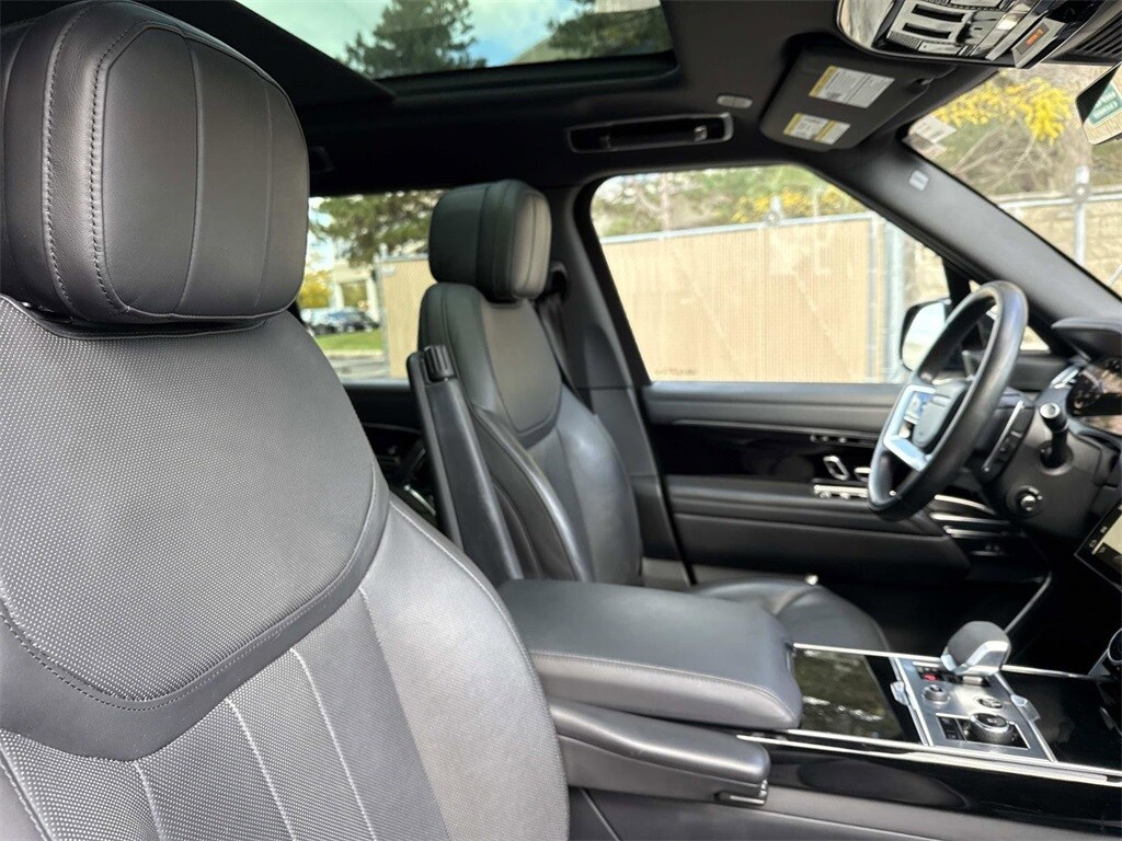 2023 Land Rover Range Rover SE photo 4