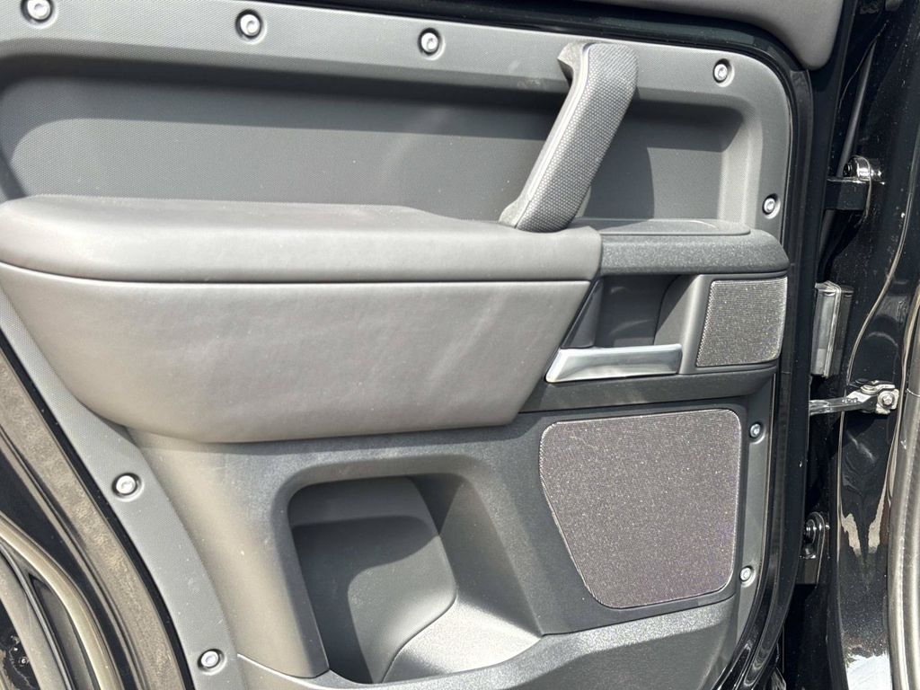 2026 Land Rover Defender V8 - Photo 13