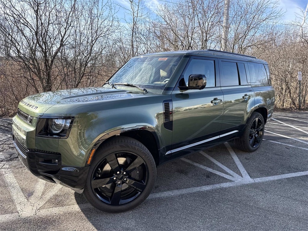 2026 Land Rover Defender X-Dynamic SE's photo