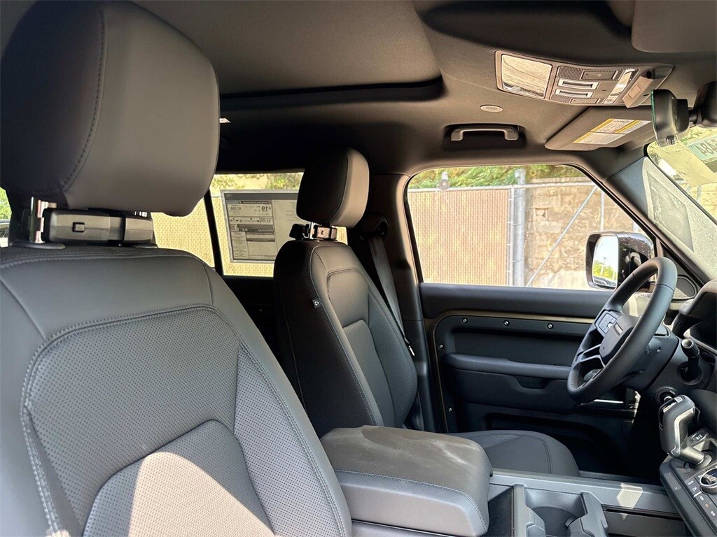 2025 Land Rover Defender 110 S photo 4