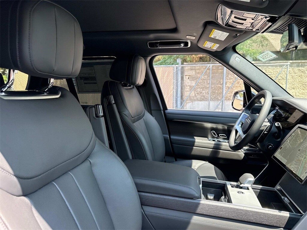 2025 Land Rover Range Rover SE photo 4