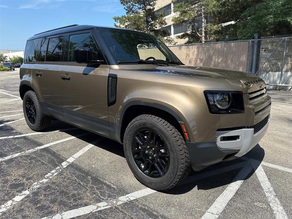 2025 Land Rover Defender 110 S photo 3