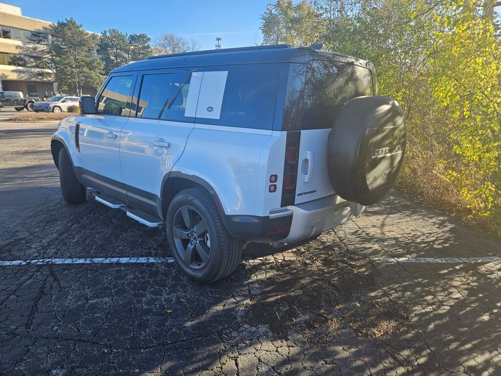 2023 Land Rover Defender 110 S photo 2