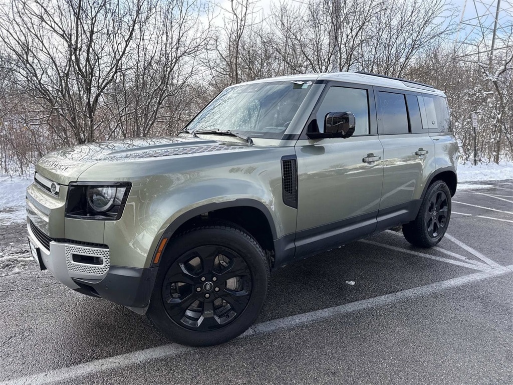 2023 Land Rover Defender SE's photo