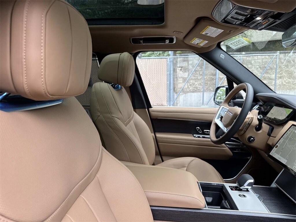 2025 Land Rover Range Rover SE photo 2