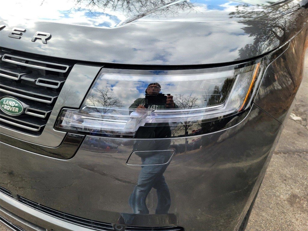 2025 Land Rover Range Rover SE photo 3