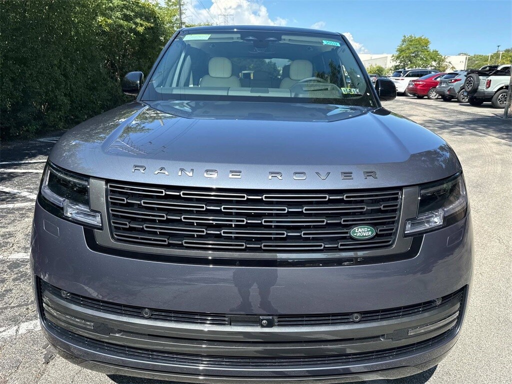 2025 Land Rover Range Rover SE photo 2