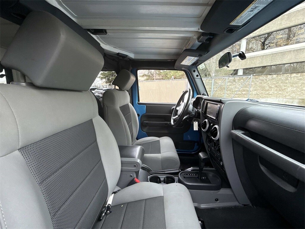 2010 Jeep Wrangler Sahara photo 4