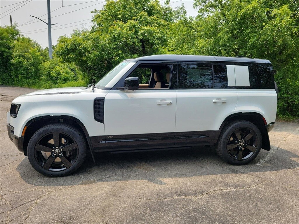 2025 Land Rover Defender 110 V8 photo 2