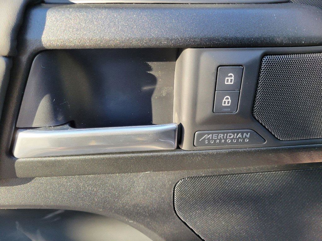 2025 Land Rover Defender Sedona Red - Photo 17