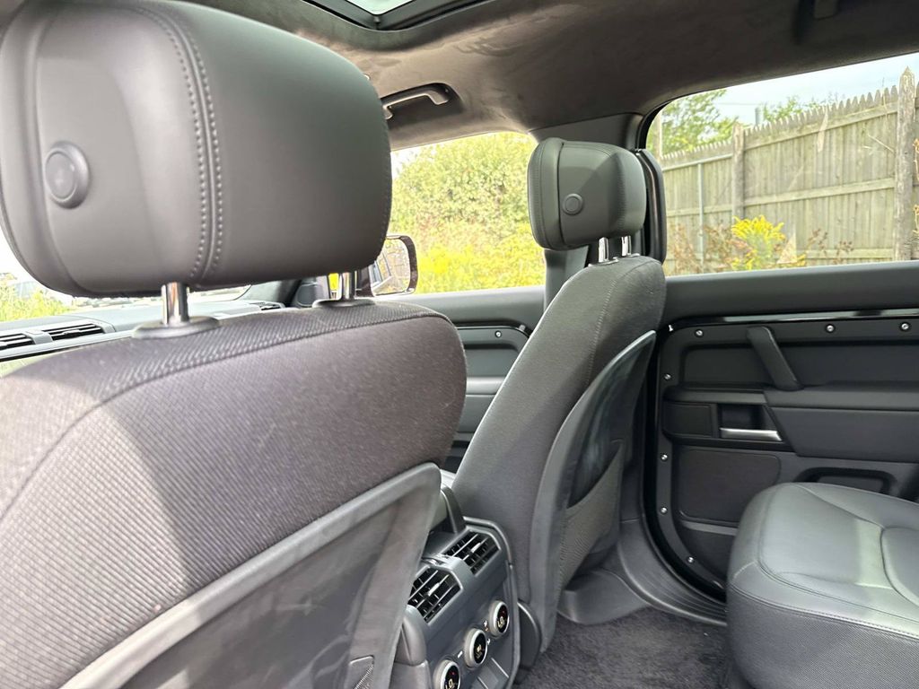 2026 Land Rover Defender V8 - Photo 18