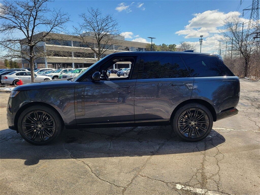 2025 Land Rover Range Rover SE photo 2