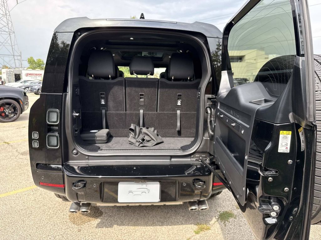 2026 Land Rover Defender V8 - Photo 10