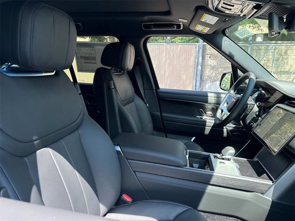 2025 Land Rover Range Rover SE photo 2