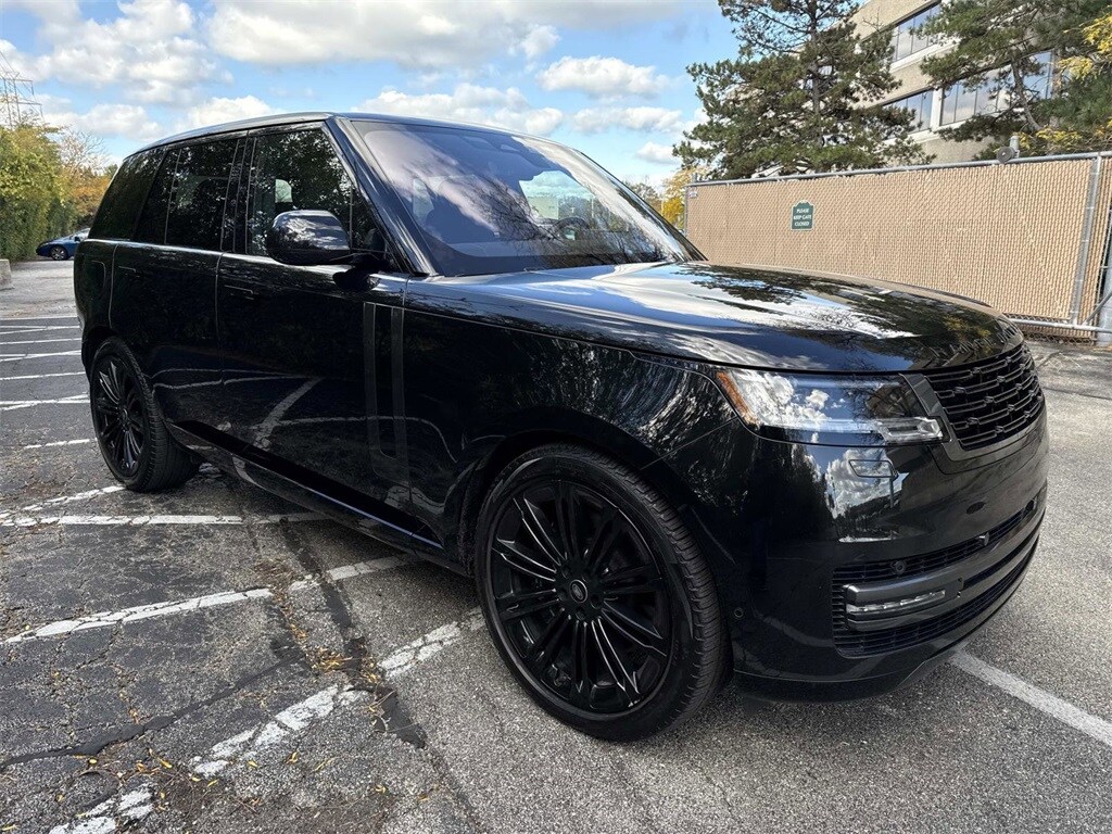 2023 Land Rover Range Rover SE photo 3