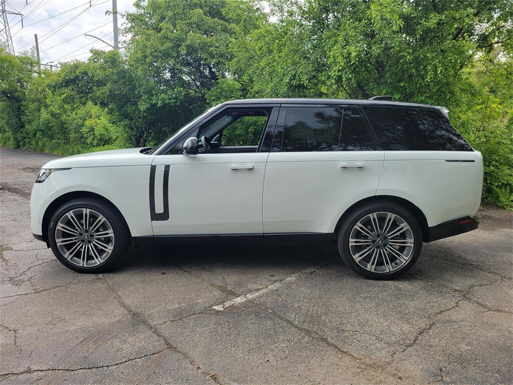 2025 Land Rover Range Rover SE photo 2