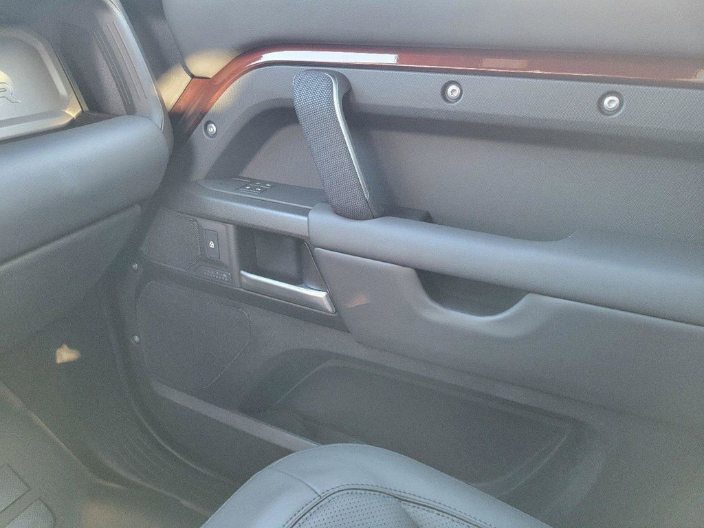 2025 Land Rover Defender Sedona Red - Photo 22