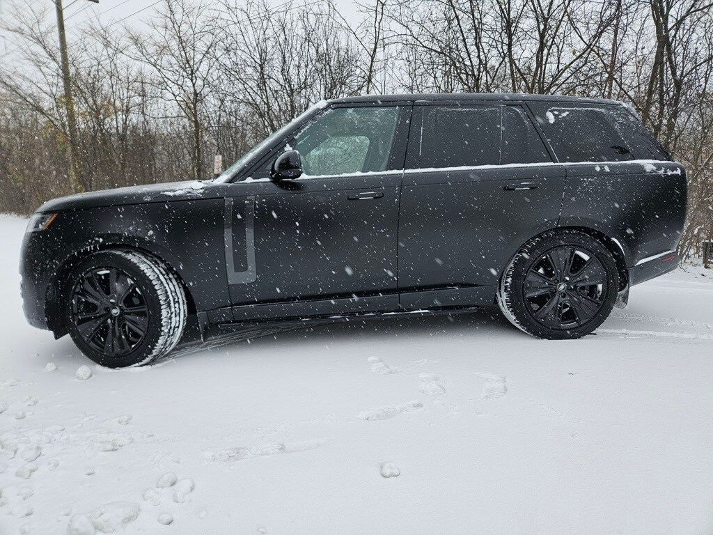 2024 Land Rover Range Rover SE photo 2