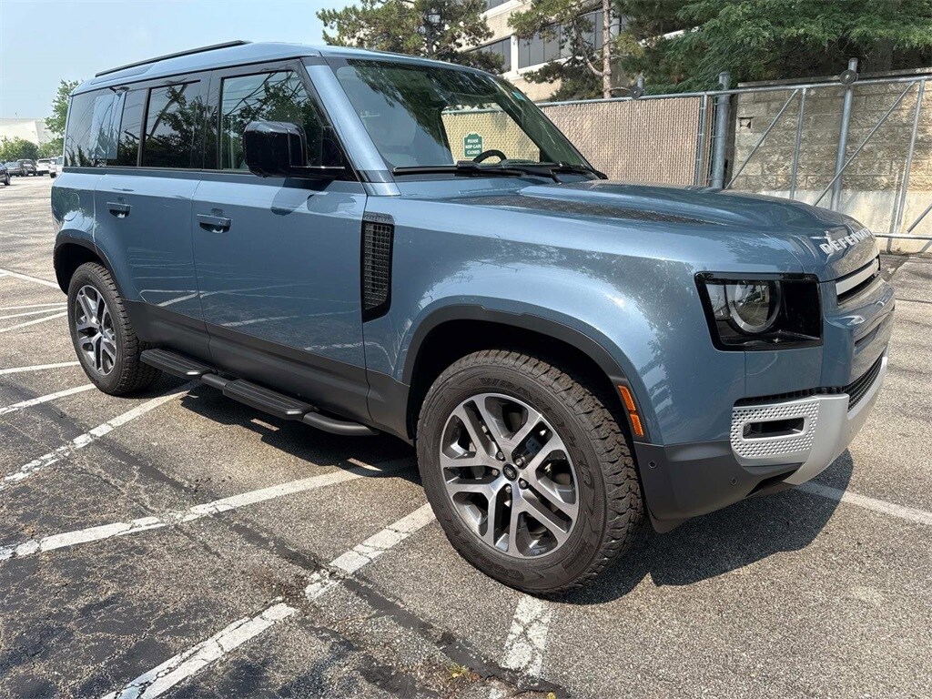 2025 Land Rover Defender 110 S photo 3