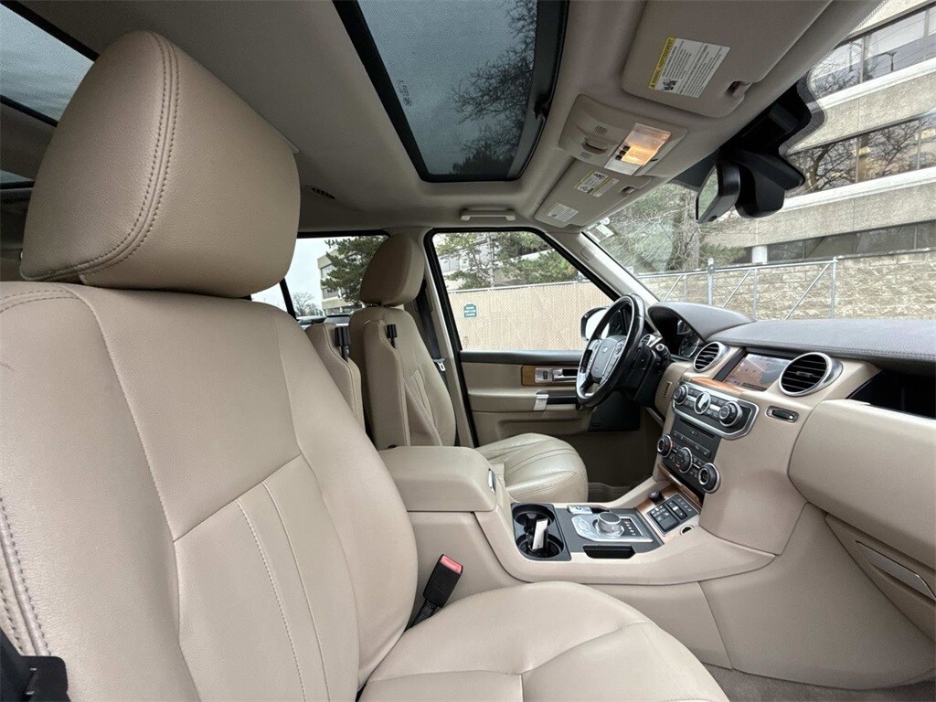 2015 Land Rover LR4 Base photo 2