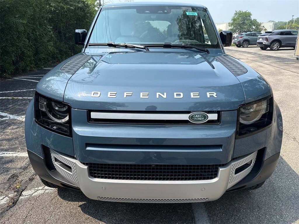 2025 Land Rover Defender 110 S photo 2