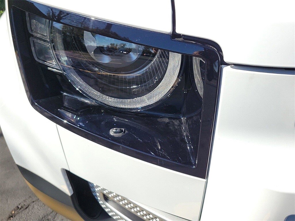 2025 Land Rover Defender 110 S photo 3